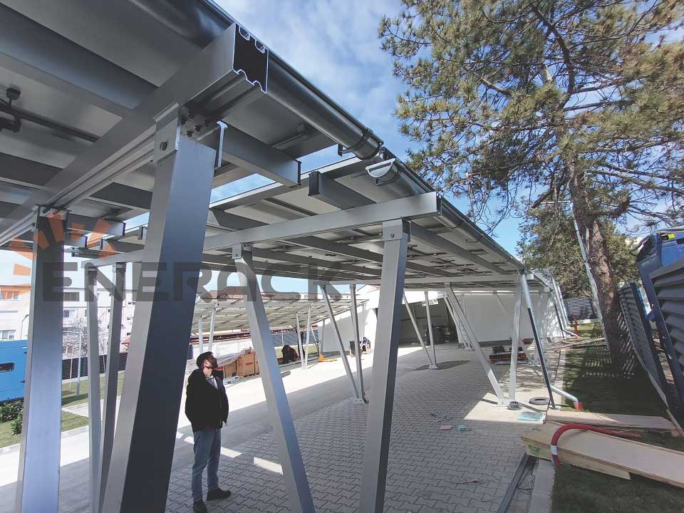 Sistema de montaje solar para cochera impermeable de 65 kW en Rumanía