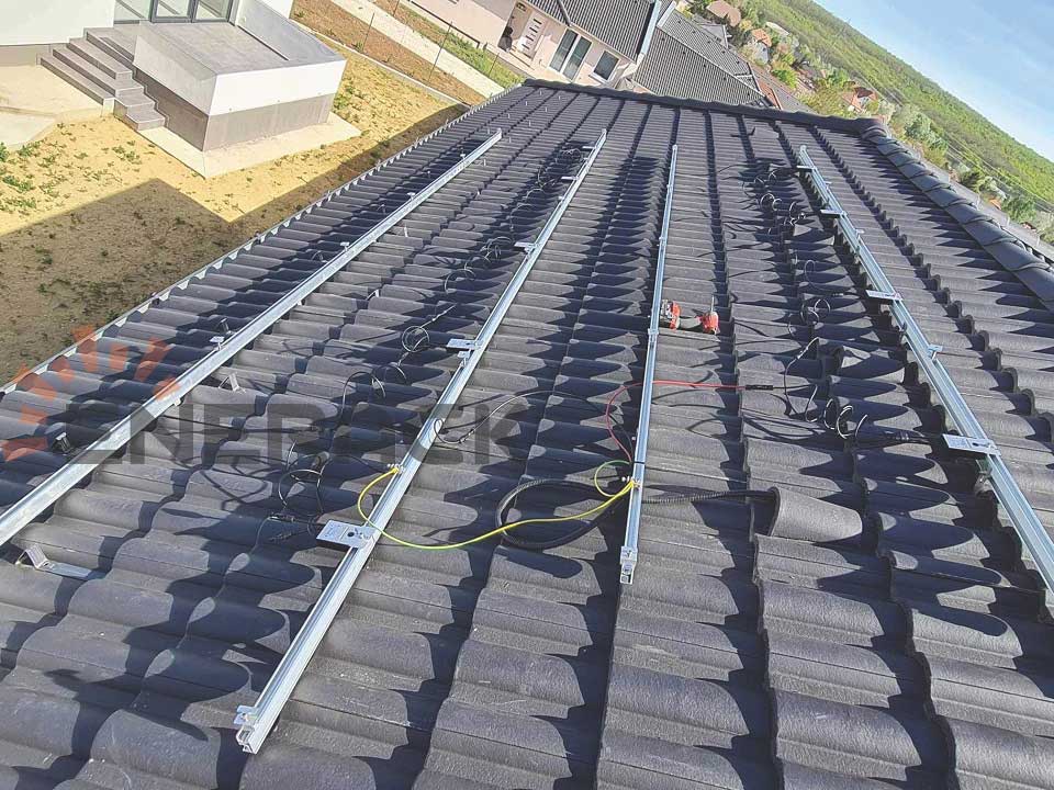 Sistema de gancho para techo de tejas T01 de 3,6 KW en Hungría