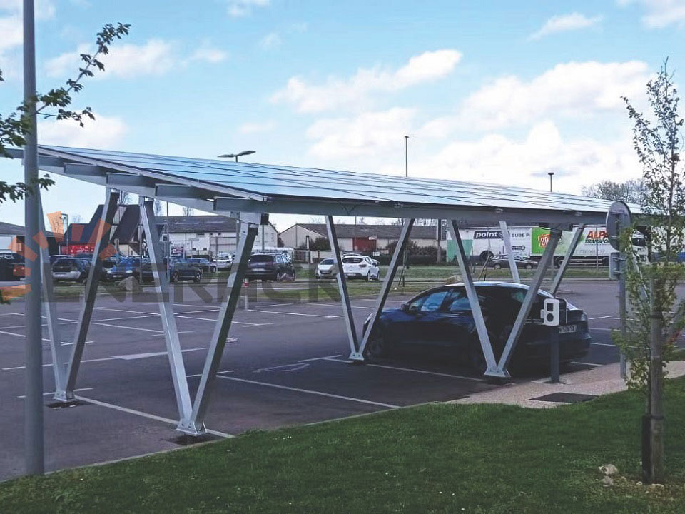 Sistema de montaje solar para cochera impermeable de 15 kW en Francia