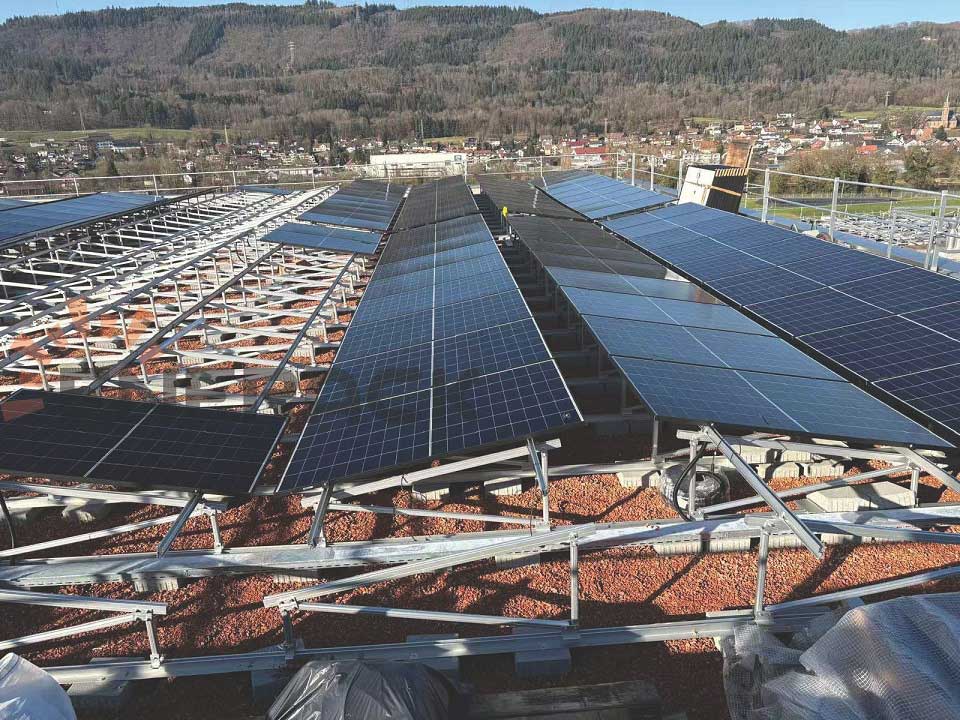 Sistema de montaje de techo verde de 1 MW en Suiza