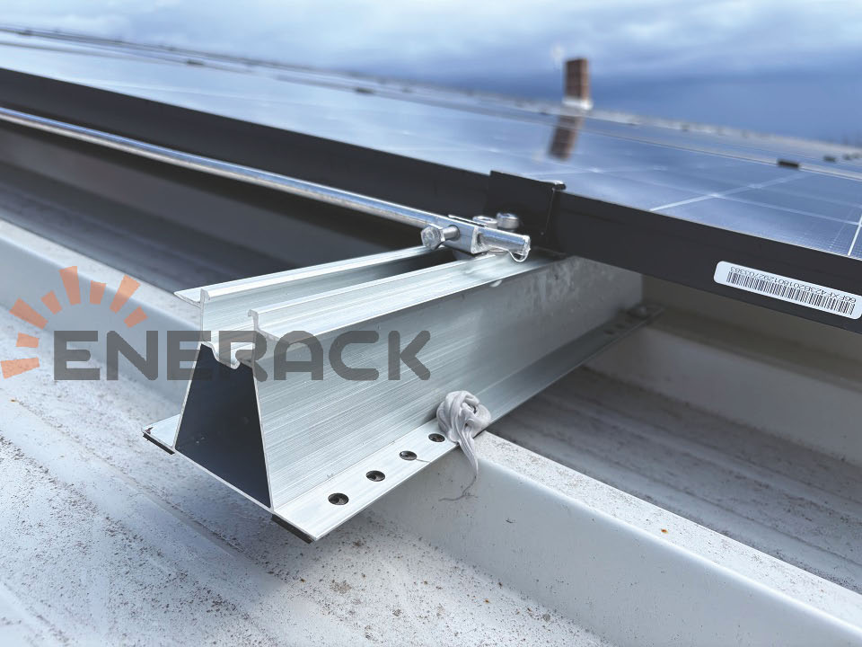 Mini riel de 20 kW y 65 mm para techo sándwich en Croacia